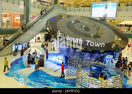 HONGKONG - 01. JUNI 2015: Innenansicht des Einkaufszentrums. Hong Kong Shopping Malls sind einige der größten und beeindruckendsten der Welt Stockfoto