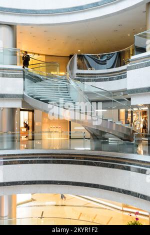 HONGKONG - 01. JUNI 2015: Das Innere des Einkaufszentrums . Hong Kong Shopping Malls sind einige der größten und beeindruckendsten der Welt Stockfoto