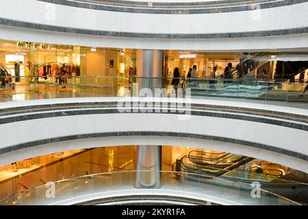 HONGKONG - 01. JUNI 2015: Das Innere des Einkaufszentrums . Hong Kong Shopping Malls sind einige der größten und beeindruckendsten der Welt Stockfoto