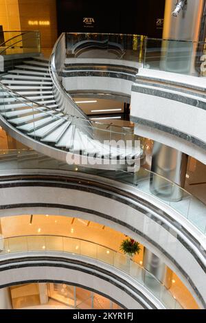 HONGKONG - 01. JUNI 2015: Das Innere des Einkaufszentrums . Hong Kong Shopping Malls sind einige der größten und beeindruckendsten der Welt Stockfoto