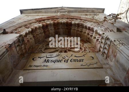 Die Omar-Moschee ist eine islamische Stätte aus dem 12.. Jahrhundert, mit einem 15m m hohen Minarett und kunstvollem Tor, das nur zum Gebet geöffnet ist. Altstadt von Jerusalem. Stockfoto