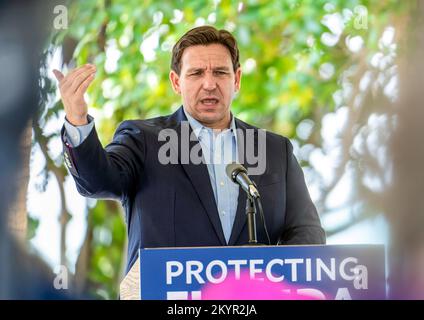 Miami, Usa. 01.. Dezember 2022. Florida Gouverneur Ron DeSantis spricht während einer Pressekonferenz in Miami. Gouverneur DeSantis gab Auszeichnungen in Höhe von insgesamt $22,7 Millionen Dollar bekannt, um die Verbesserung der Wasserqualität und den Schutz der Biscayne Bay zu unterstützen. ìProtecting unsere Umwelt ist seit meinem ersten Amtsantritt eine Priorität, sagte Gouverneur Ron DeSantis î. Kredit: SOPA Images Limited/Alamy Live News Stockfoto