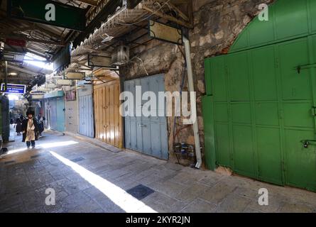 Spaziergang am frühen Morgen auf der David Street ( Suk el-Bazaar Straße ) in der Altstadt von Jerusalem, Israel. Stockfoto