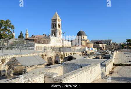 Ein Blick auf die Lutherische Erlöserkirche und die Dächer von Muristan im christlichen Viertel in der Altstadt von Jerusalem. Stockfoto