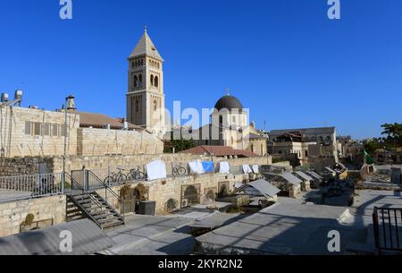 Ein Blick auf die Lutherische Erlöserkirche und die Dächer von Muristan im christlichen Viertel in der Altstadt von Jerusalem. Stockfoto