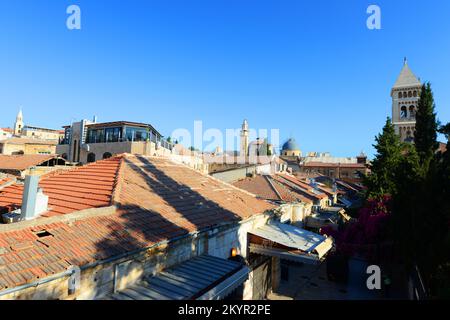 Ein Blick auf die Lutherische Erlöserkirche und die Dächer von Muristan im christlichen Viertel in der Altstadt von Jerusalem. Stockfoto