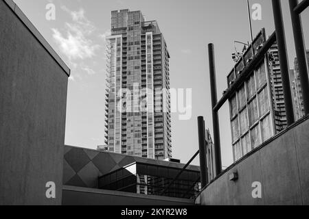 Blick auf eine moderne Stadt in Schwarz-Weiß. Blick auf die Stadtgebäude in der Innenstadt von Burnaby, Einkaufszentrum Metrotown und Vancouver BC Canada-Octob Stockfoto