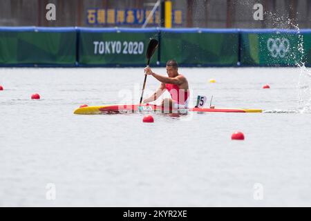 02. August 2021: Dong Zhang von Team China rennt während der menÕs Kajak Single 1000m Kanu Sprint Hats, Tokio Olympische Spiele 2020 am Sea Forest Waterway in Tokio, Japan. Daniel Lea/CSM} Stockfoto