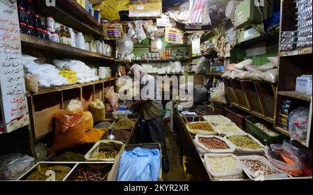 Azmi- Besitzer des tollen Gewürzladens im muslimischen Viertel in der Altstadt von Jerusalem. Stockfoto