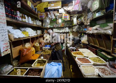 Azmi- Besitzer des tollen Gewürzladens im muslimischen Viertel in der Altstadt von Jerusalem. Stockfoto