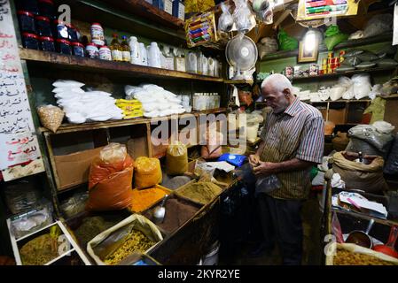 Azmi- Besitzer des tollen Gewürzladens im muslimischen Viertel in der Altstadt von Jerusalem. Stockfoto