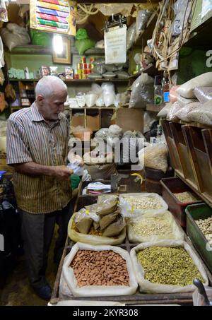 Azmi- Besitzer des tollen Gewürzladens im muslimischen Viertel in der Altstadt von Jerusalem. Stockfoto
