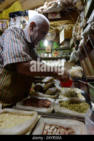 Azmi- Besitzer des tollen Gewürzladens im muslimischen Viertel in der Altstadt von Jerusalem. Stockfoto