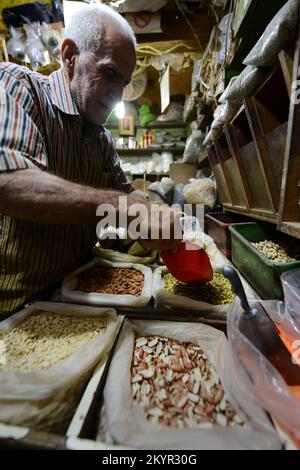 Azmi- Besitzer des tollen Gewürzladens im muslimischen Viertel in der Altstadt von Jerusalem. Stockfoto