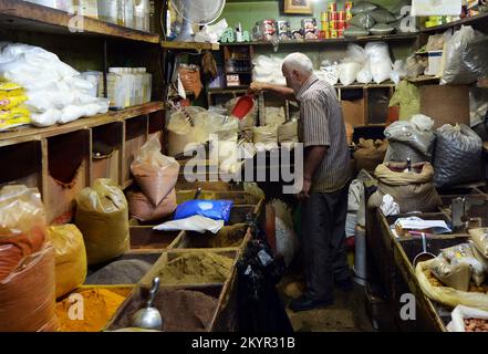 Azmi- Besitzer des tollen Gewürzladens im muslimischen Viertel in der Altstadt von Jerusalem. Stockfoto