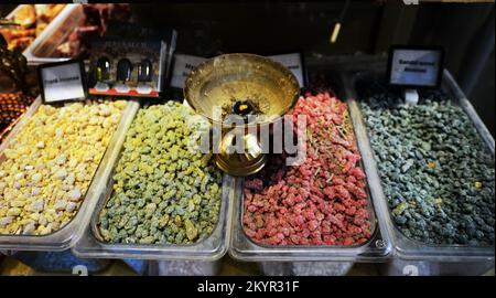 Rauch aus brennendem Weihrauch zum Verkauf auf den Märkten der Altstadt von Jerusalem. Stockfoto