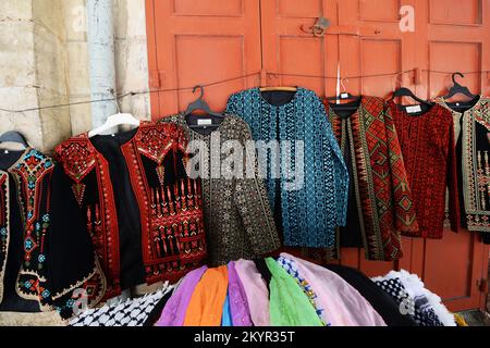 Traditionelle palästinensische Kleidung für Touristen in einem Souvenirladen im christlichen Viertel in der Altstadt von Jerusalem ausgestellt. Stockfoto