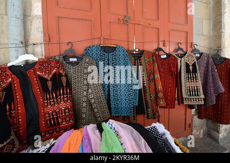 Traditionelle palästinensische Kleidung für Touristen in einem Souvenirladen im christlichen Viertel in der Altstadt von Jerusalem ausgestellt. Stockfoto