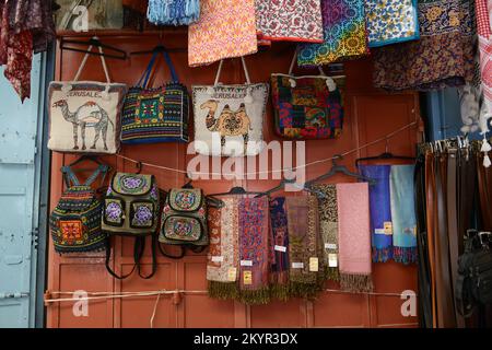 Handgefertigte Taschen und Schals ausgestellt in einem Souvenirladen im christlichen Viertel in der Altstadt von Jerusalem, Israel. Stockfoto