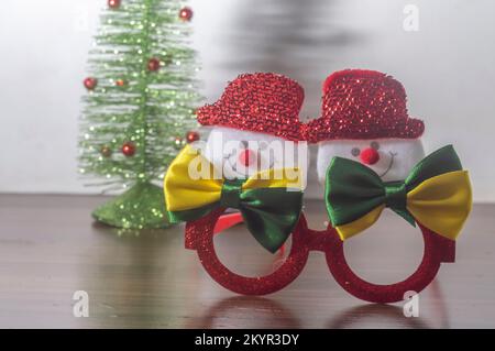 Festliche Weihnachtsgläser mit Schneemännern mit Fliege in brasilianischen Farben, Weihnachtskonzept in brasilien. Stockfoto