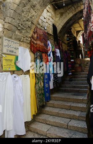 Souvenirläden mit traditioneller palästinensischer Kleidung in der St. Mark Straße im christlichen Viertel in der Altstadt von Jerusalem, Israel. Stockfoto