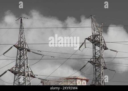 Stromspannung Hochleistungs-Rauchkältetechnologie Elektroturm Industrielinie Elektrischer grauer Himmel. Stockfoto