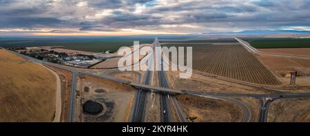 Panoramablick auf den Highway 5 in Zentralkalifornien Stockfoto