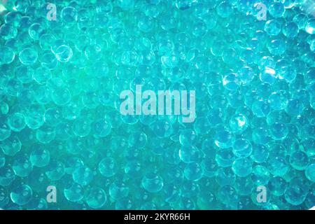 Leuchtende Wasserperlen in Aqua- und Türkisfarben Stockfoto