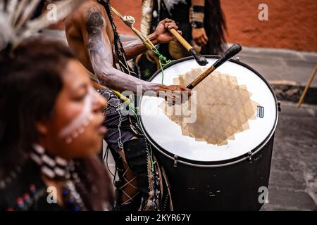 Einheimischer Mann, der beim Treffen der einheimischen Stämme in San Miguel de Allende, Mexiko, Trommeln spielt Stockfoto