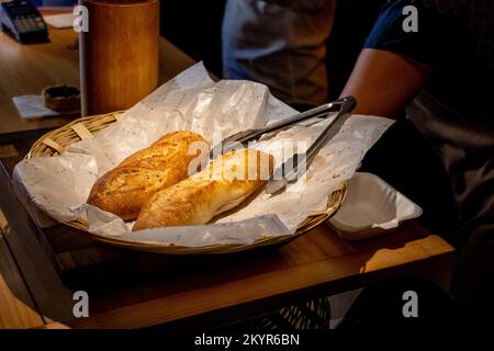 Ein paar kurze Baguettes in einem Korb in einer Bäckerei in Oaxaca City, Mexiko Stockfoto