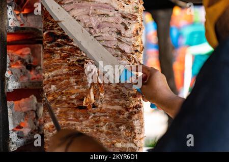 Ein Taco-Meister, der Tacos al Pastor in CDMX, Mexiko zubereitet Stockfoto