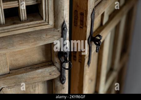 Ein Paar hübsche, rustikale Türen mit antiken Schmiedeeisenwaren im Hotel in Portugal Stockfoto