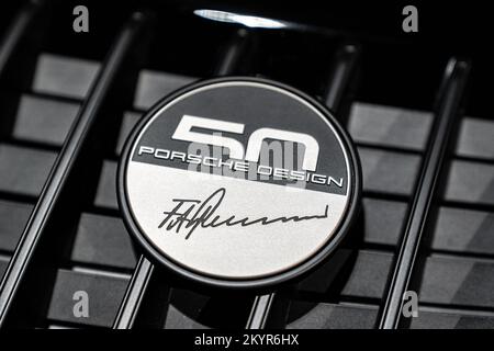 50 Jahre Porsche Design Logo. Von einem Porsche 911 im Porsche Museum in Stuttgart Stockfoto