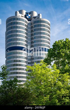 Blick auf die BMW-Zentrale (BMW-Vierzylinder). Die Konstruktion dieses Gebäudes soll die 4 Zylinder in einem Motor darstellen. Stockfoto