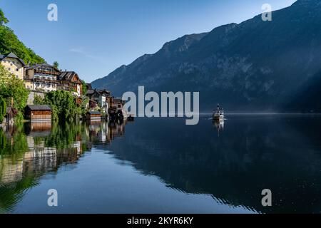 Der Hallstatt-See und sein charmantes Stadtzentrum gelten als eine der malerischsten UNESCO-Stätten der Welt Stockfoto