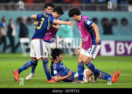 Ar Rayyan, Katar. 01.. Dezember 2022. Die japanischen Spieler feiern am 1. Dezember 2022 beim FIFA World Cup Qatar 2022 Group E Match zwischen Japan und Spanien im Khalifa International Stadium in Ar Rayyan, Katar (Foto: Andrew Surma/Credit: SIPA USA/Alamy Live News) Stockfoto