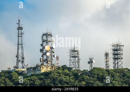 Kommunikationssender mit Antenne wie Mobilfunkmast, Mobilfunkmast, Telefonmast usw. auf klarem blauem Hintergrund mit Kopie SPA Stockfoto