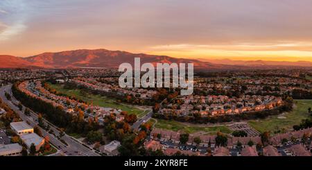 Häuser um einen Golfplatz in Eastlake Chula Vista, Drohnenschuss. Stockfoto