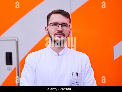 Berlin, Deutschland. 30.. November 2022. Olexander Jazkowyna, ukrainischer Chirurg, steht vor dem Unfallkrankenhaus Berlin. Seit dem Krieg in der Ukraine sind Verbrennungen Teil des täglichen Lebens von Ärzten. Zwei von ihnen lernen jetzt in Berlin, wie man Schwerverletzte am besten behandelt. (Zu dpa 'Alltag im Krankenhaus trotz Krieg: Ukrainische Ärzte lernen in Berlin') Kredit: Annette Riedl/dpa/Alamy Live News Stockfoto
