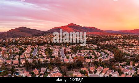 Moderne Wohnhäuser in Unterteilungen in Südkalifornien. Stockfoto