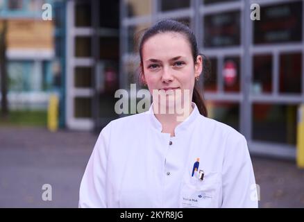 Berlin, Deutschland. 30.. November 2022. Julia Huk, ukrainische Rehabilitationsärztin, steht vor dem Unfallkrankenhaus Berlin. Seit dem Krieg in der Ukraine sind Verbrennungen Teil des täglichen Lebens von Ärzten. Zwei von ihnen lernen jetzt in Berlin, wie man Schwerverletzte am besten behandelt. (Zu dpa 'Alltag im Krankenhaus trotz Krieg: Ukrainische Ärzte lernen in Berlin') Kredit: Annette Riedl/dpa/Alamy Live News Stockfoto
