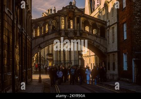 Die Hertford Bridge, gemeinhin als Seufzerbrücke bekannt, verbindet das alte und das neue Quad im Herford College und erstreckt sich über die New College Lane. Stockfoto