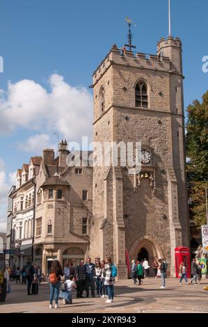 Carfax Tower, auch bekannt als St. Martin's Tower ist ein prominentes Wahrzeichen, das an einer Kreuzung in der Universitätsstadt Oxford, England, steht Stockfoto