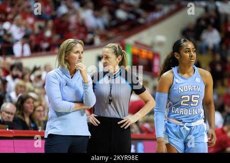 Bloomington, Usa. 01.. Dezember 2022. Courtney Banghart (L) trainiert während eines NCAA-Frauen-Basketballspiels in der Simon Skjodt Assembly Hall in Bloomington gegen die Indiana University. IU schlug North Carolina 87:63. Kredit: SOPA Images Limited/Alamy Live News Stockfoto