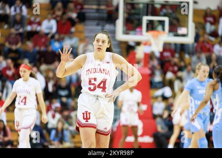 Bloomington, Usa. 01.. Dezember 2022. Indiana Hoosiers Forward Mackenzie Holmes (54) spielt während eines NCAA-Frauen-Basketballspiels in der Simon Skjodt Assembly Hall in Bloomington gegen North Carolina. IU schlug North Carolina 87:63. Kredit: SOPA Images Limited/Alamy Live News Stockfoto