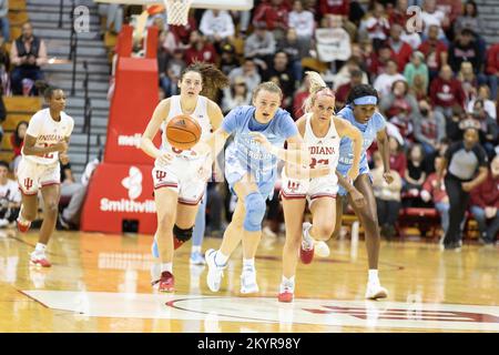 Bloomington, Usa. 01.. Dezember 2022. North Carolina Tar Heels Guard Alyssa Ustby (1) stiehlt den Ball von der Indiana University während eines Basketballspiels der NCAA womenís in der Simon Skjodt Assembly Hall in Bloomington. IU schlug North Carolina 87:63. Kredit: SOPA Images Limited/Alamy Live News Stockfoto