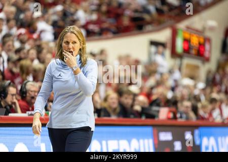 Bloomington, Usa. 01.. Dezember 2022. Courtney Banghart, Basketballtrainerin für Frauen in North Carolina, trainiert gegen die Indiana University während eines NCAA-Frauen-Basketballspiels in der Simon Skjodt Assembly Hall in Bloomington. IU schlug North Carolina 87:63. Kredit: SOPA Images Limited/Alamy Live News Stockfoto