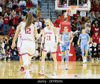 Bloomington, Usa. 01.. Dezember 2022. Henna Sandvik (21) der Indiana Hoosiers reagiert bei einem NCAA-Frauen-Basketballspiel in der Simon Skjodt Assembly Hall in Bloomington gegen North Carolina. IU schlug North Carolina 87:63. Kredit: SOPA Images Limited/Alamy Live News Stockfoto