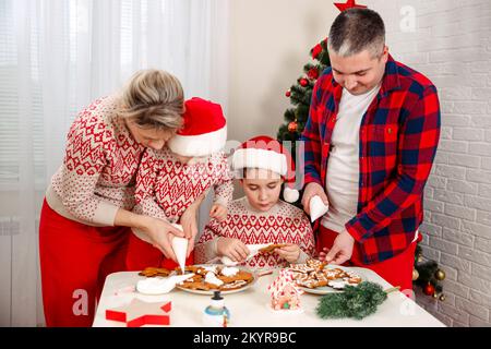 Kinderkoch-Konzept. Kinder backen Weihnachtskekse. Weihnachtsmann Helfer. Stockfoto