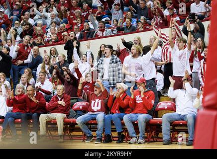 Bloomington, Usa. 01.. Dezember 2022. Frauen-Basketballfans der Indiana University jubeln bei einem NCAA-Frauen-Basketballspiel in der Simon Skjodt Assembly Hall in Bloomington gegen North Carolina. IU schlug North Carolina 87:63. (Foto: Jeremy Hogan/SOPA Images/Sipa USA) Guthaben: SIPA USA/Alamy Live News Stockfoto